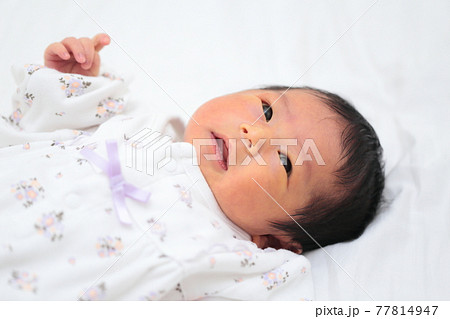 産まれたばかりの新生児の女の子の写真素材