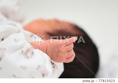 産まれたばかりの新生児の女の子の手 77815023