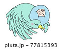 緑色のコウノトリに包まれ青色のおくるみを着ている笑顔の赤ちゃん 77815393