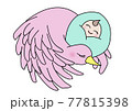 ピンクのコウノトリに包まれ緑色のおくるみを着ている笑顔の赤ちゃん 77815398
