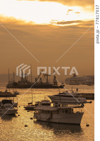 the sunset of Typhoon Shelter, hong kong 4 June 2005 the sunset of Typhoon Shelter, hong kong 4 June 2005 77817037
