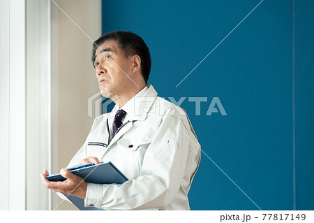 作業着で働く中高年男性 77817149