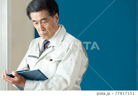 作業着で働く中高年男性 作業着で働く中高年男性 77817151