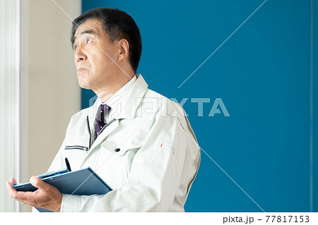 作業着で働く中高年男性 77817153