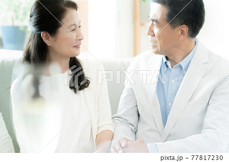 語り合う中高年カップル 77817230