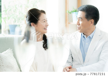 語り合う中高年カップル 77817231