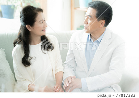 語り合う中高年カップル 77817232