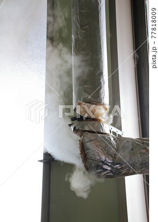 老朽化によって穴が開き蒸気漏れを起こしている蒸気配管 老朽化によって穴が開き蒸気漏れを起こしている蒸気配管 77818009