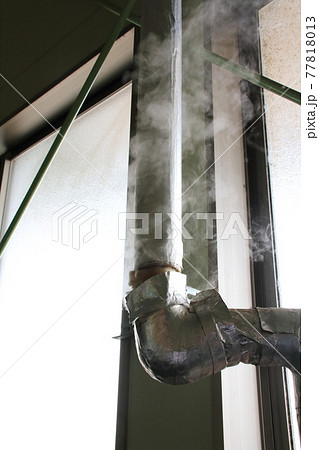 老朽化によって穴が開き蒸気漏れを起こしている蒸気配管 老朽化によって穴が開き蒸気漏れを起こしている蒸気配管 77818013
