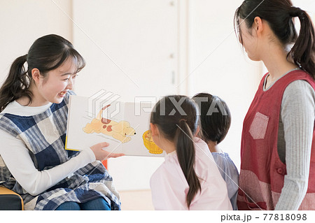 読み聞かせをする保育士 77818098
