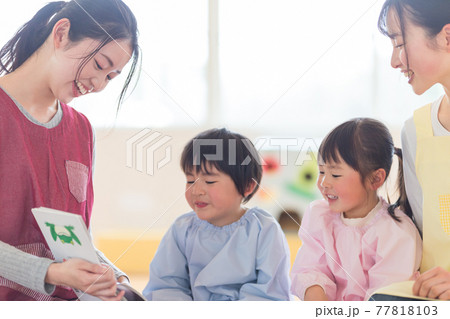 読み聞かせをする保育士 読み聞かせをする保育士 77818103