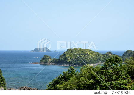 赤崎展望台から赤野島(右)・大島(左奥)を望む 【三重県北牟婁郡紀北町】 赤崎展望台から赤野島(右)・大島(左奥)を望む 【三重県北牟婁郡紀北町】 77819080