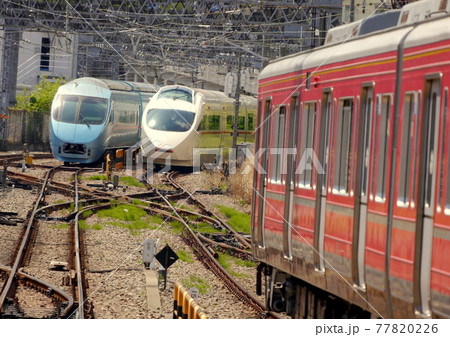 小田原駅で箱根登山電車線に乗り入れする小田急ロマンスカー 77820226