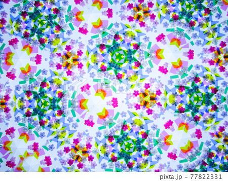 万華鏡で見た花のビーズとセロファン 万華鏡で見た花のビーズとセロファン 77822331