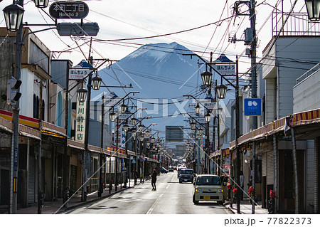 富士吉田市の商店街から見える富士山 77822373