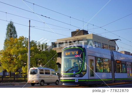 《広島市》朝日を浴びながら走行する路面電車 《広島市》朝日を浴びながら走行する路面電車 77822870