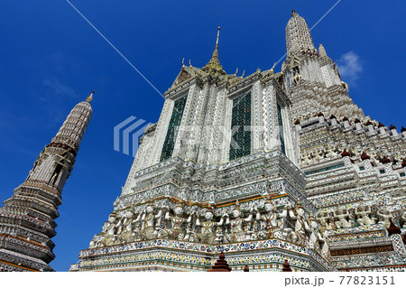 タイ　チャオプラヤー川の川辺にたたずむ壮大な尖塔の仏教寺院「ワット　アルン ラーチャ ウォラマハーウ 77823151