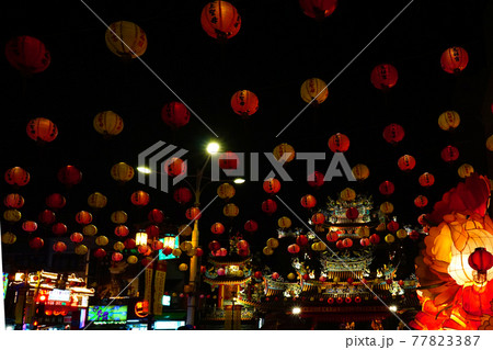 数多くのちょうちんや光で幻想的にライトアップされた台湾の有名な夜市「饒河街観光夜市」 77823387