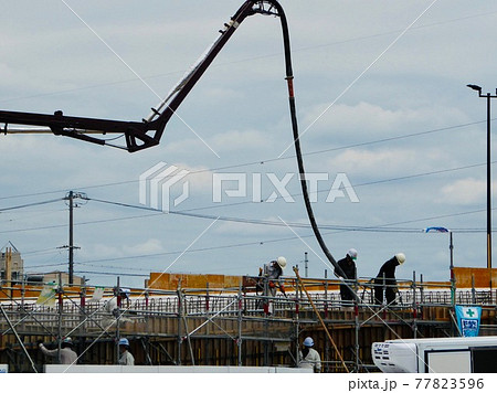 コンクリートポンプ車からコンクリ打設 コンクリートポンプ車からコンクリ打設 77823596