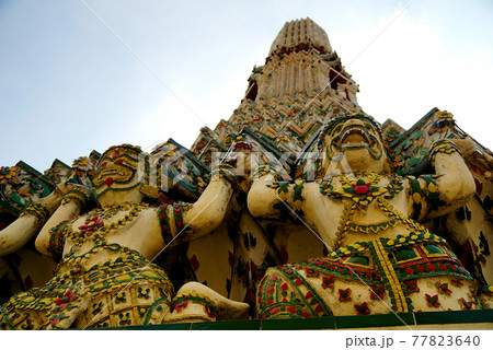 タイ　チャオプラヤー川の川辺にたたずむ壮大な尖塔の仏教寺院「ワット　アルン ラーチャ ウォラマハーウ 77823640