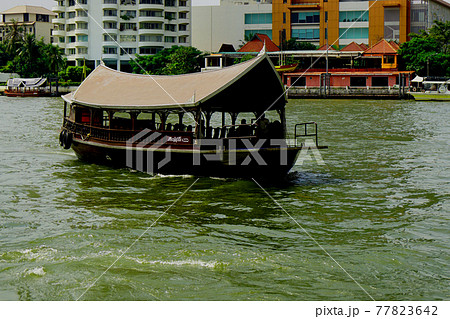 タイのチャオプラヤー川を進むボート 77823642