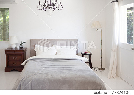 お洒落なベッドルーム 77824180