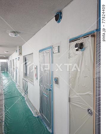 マンション塗装工事の養生 77824409
