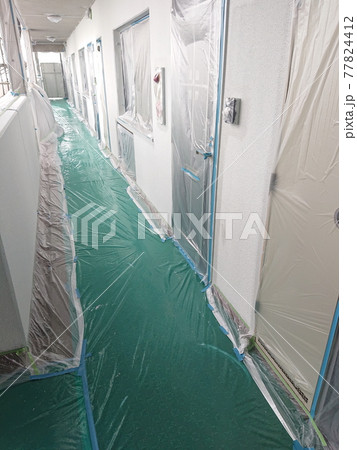 マンション塗装工事の養生 マンション塗装工事の養生 77824412