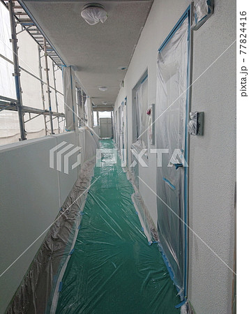 マンション塗装工事の養生 77824416