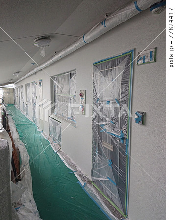マンション塗装工事の養生 77824417