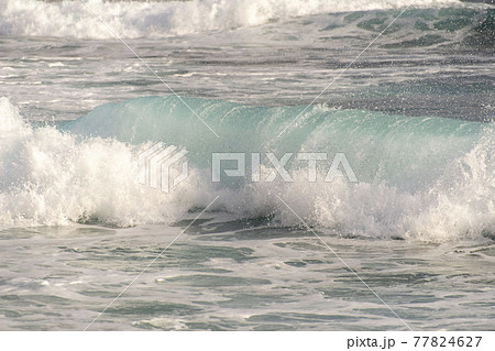 奄美大島の手広海岸の波 77824627