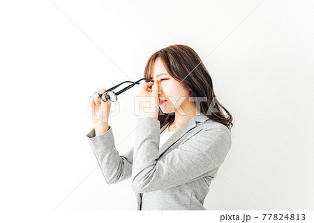 ドライアイに苦しむ若い女性 ドライアイに苦しむ若い女性 77824813