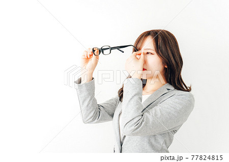 ドライアイに苦しむ若い女性 77824815