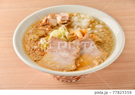 チャーシュー入り醤油らーめん チャーシュー入り醤油らーめん 77825559