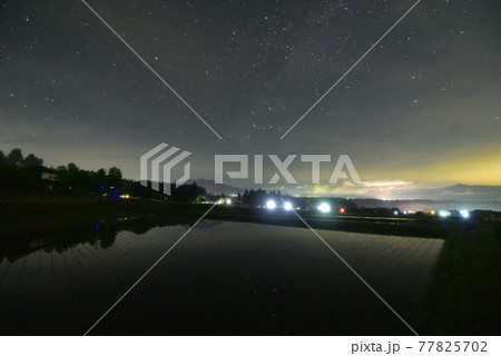 北杜市白州町、田植えの済んだ水田に映る星空 北杜市白州町、田植えの済んだ水田に映る星空 77825702