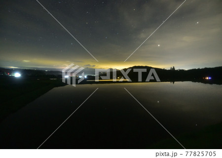 北杜市白州町、田植えの済んだ水田に映る星空 北杜市白州町、田植えの済んだ水田に映る星空 77825705