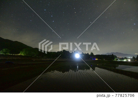 北杜市白州町、田植えの済んだ水田に映る星空 北杜市白州町、田植えの済んだ水田に映る星空 77825706