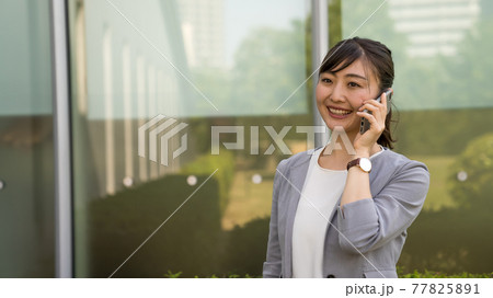 仕事の電話をするビジネスウーマン 仕事の電話をするビジネスウーマン 77825891