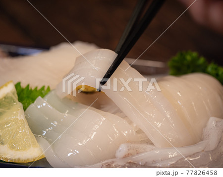 新鮮なスライスしたイカのお刺身。 新鮮なスライスしたイカのお刺身。 77826458