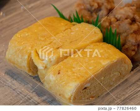 スーパーで買った、玉子焼きと唐揚げの入ったプラスチック容器。 77826460
