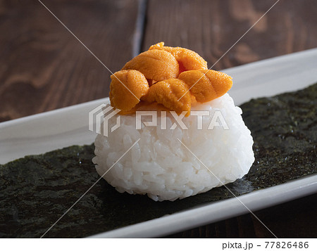 新鮮な雲丹。海苔の上の雲丹おにぎり。 新鮮な雲丹。海苔の上の雲丹おにぎり。 77826486