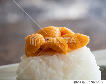 白米お握りの上に乗った新鮮な雲丹。 77826487