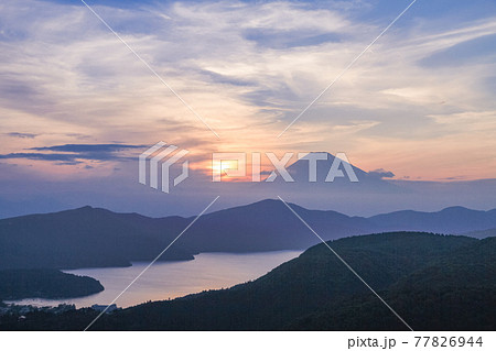 （神奈川県）箱根大観山から、梅雨の晴れ間の富士山　夕景 77826944