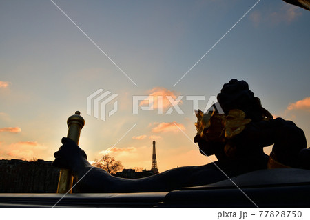 パリの夕暮れ、アレクサンドル3世橋からの眺め、2021年1月9日撮影 パリの夕暮れ、アレクサンドル3世橋からの眺め、2021年1月9日撮影 77828750