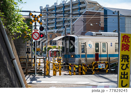 高架橋下を通る電車 小田急線 高架橋下を通る電車 小田急線 77829245