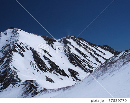 残雪の立山黒部アルペンルート　浄土山から一の越山荘と雄山を望む 77829779