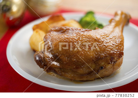 クリスマスのチキン 77830252