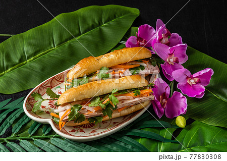 バインミー　ベトナムサンドウィッチ　　banh mi Vietnamese sandwich 77830308