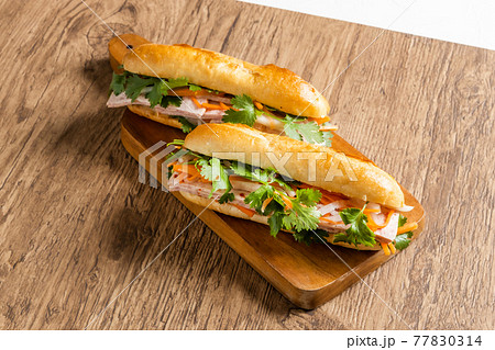 バインミー　ベトナムサンドウィッチ　　banh mi Vietnamese sandwich 77830314