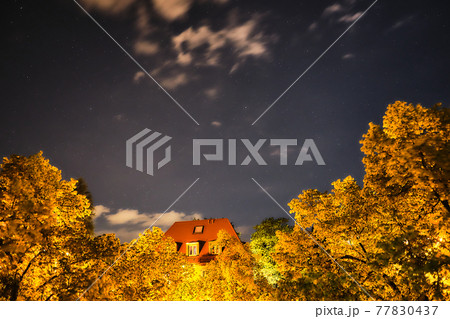 ヨーロッパの建物と星空 77830437